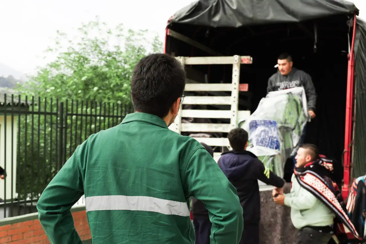 Equipo Amazóniko cargando material reciclable en camión